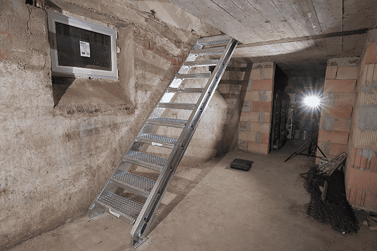 Gitterroststufe 700 x 270 MW 30-30 TS 30-2 Rutschhemmung R10-24-702730302.7